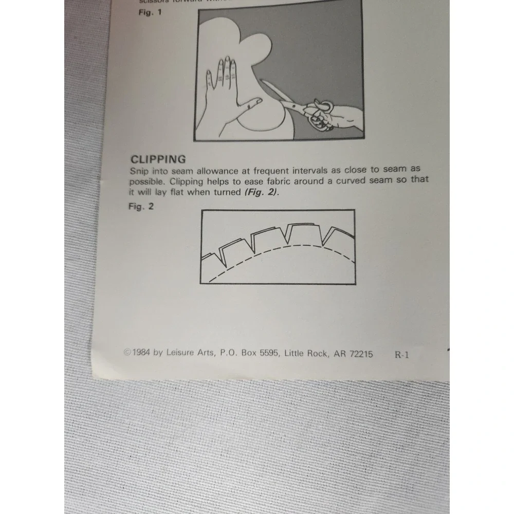 Vintage 1980s Leisure Arts Holiday Hoops & Hangings with Pattern Insert‎ 1984